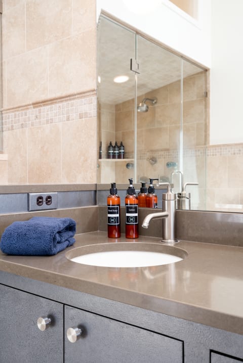 Bathroom 3 - Signature hand soap and lotion