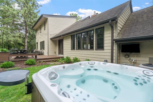 Soak your worries away in this bubbling hot tub while enjoying peaceful garden views and forest surroundings.